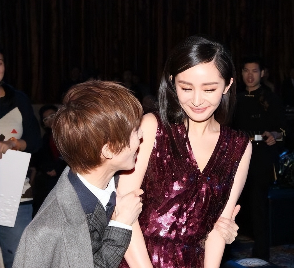 郭敬明杨幂10年处成姐妹了,摸腿搂腰扯裙子,过于亲密被批没分寸