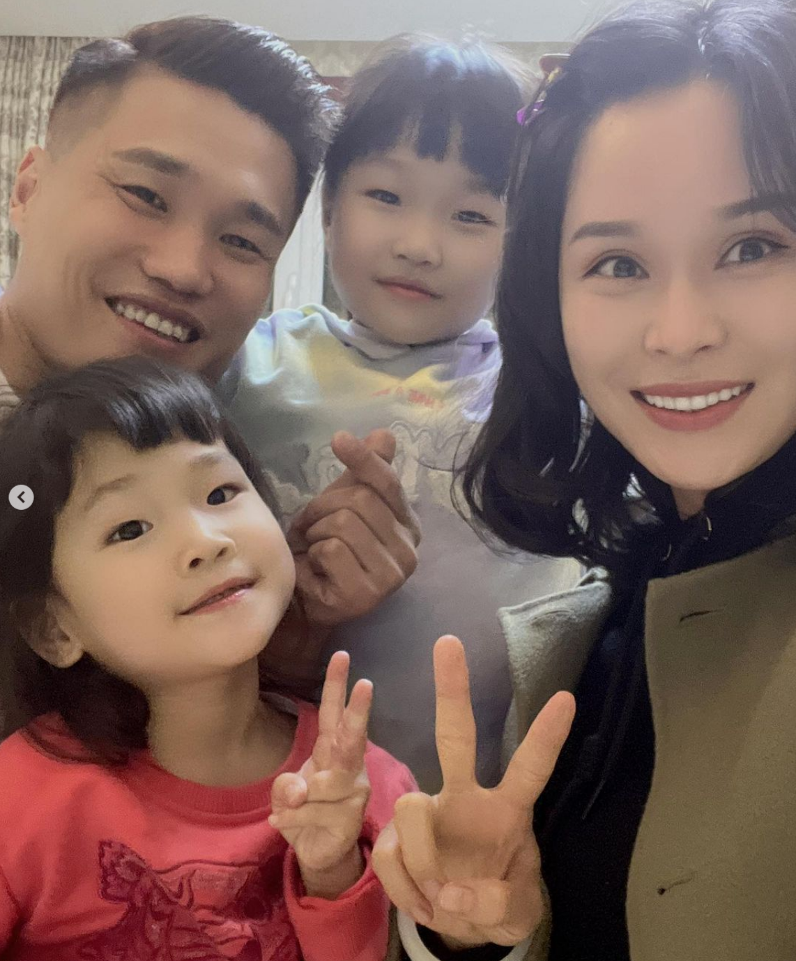 奥运冠军吕小军晒近照,妻子曾是举重队员,如今一家四口很温馨