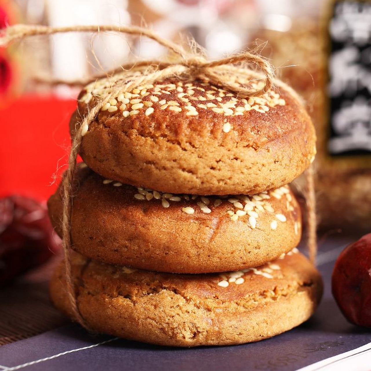 太谷饼,这是一道源自山西省的传统名吃,因其产于太谷县而得名,它的