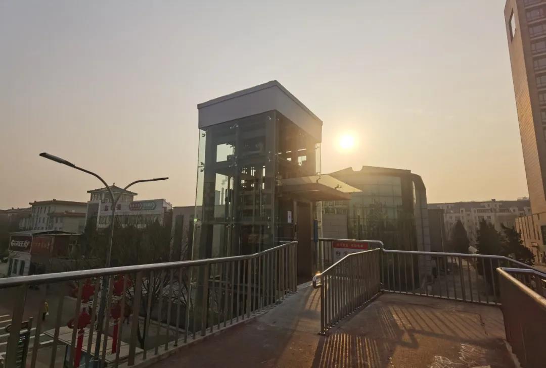 方便!昌平回龙观西大街过街天桥直升电梯投入使用!