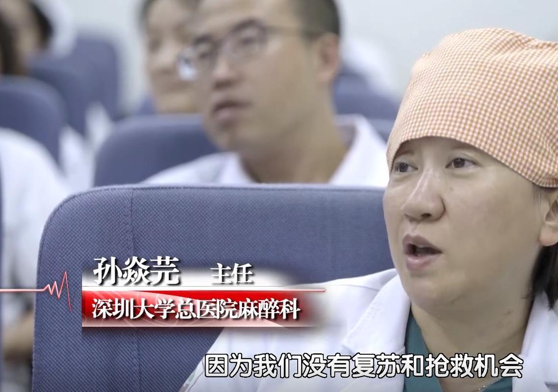 当李华第一次被推进手术室的时候,李华母亲哭得泣不成声,李华看着母亲