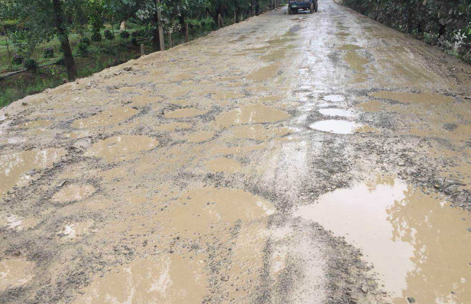 男子开宝马"衣锦还乡",还没风光就陷泥坑,被八抬大轿抬出