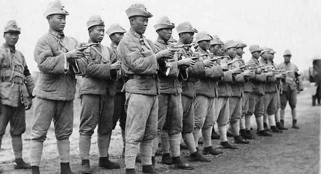 长城抗战:二十九军手持"砍刀"奋勇杀敌,东北军武器精良跑得快