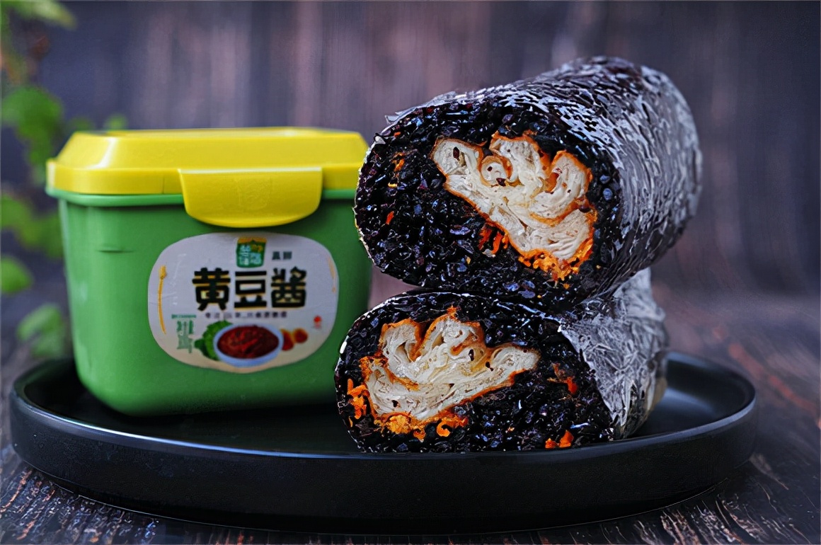 喜欢吃甜的话,黑米饭团撒点白糖直接吃也是超级好吃啊!