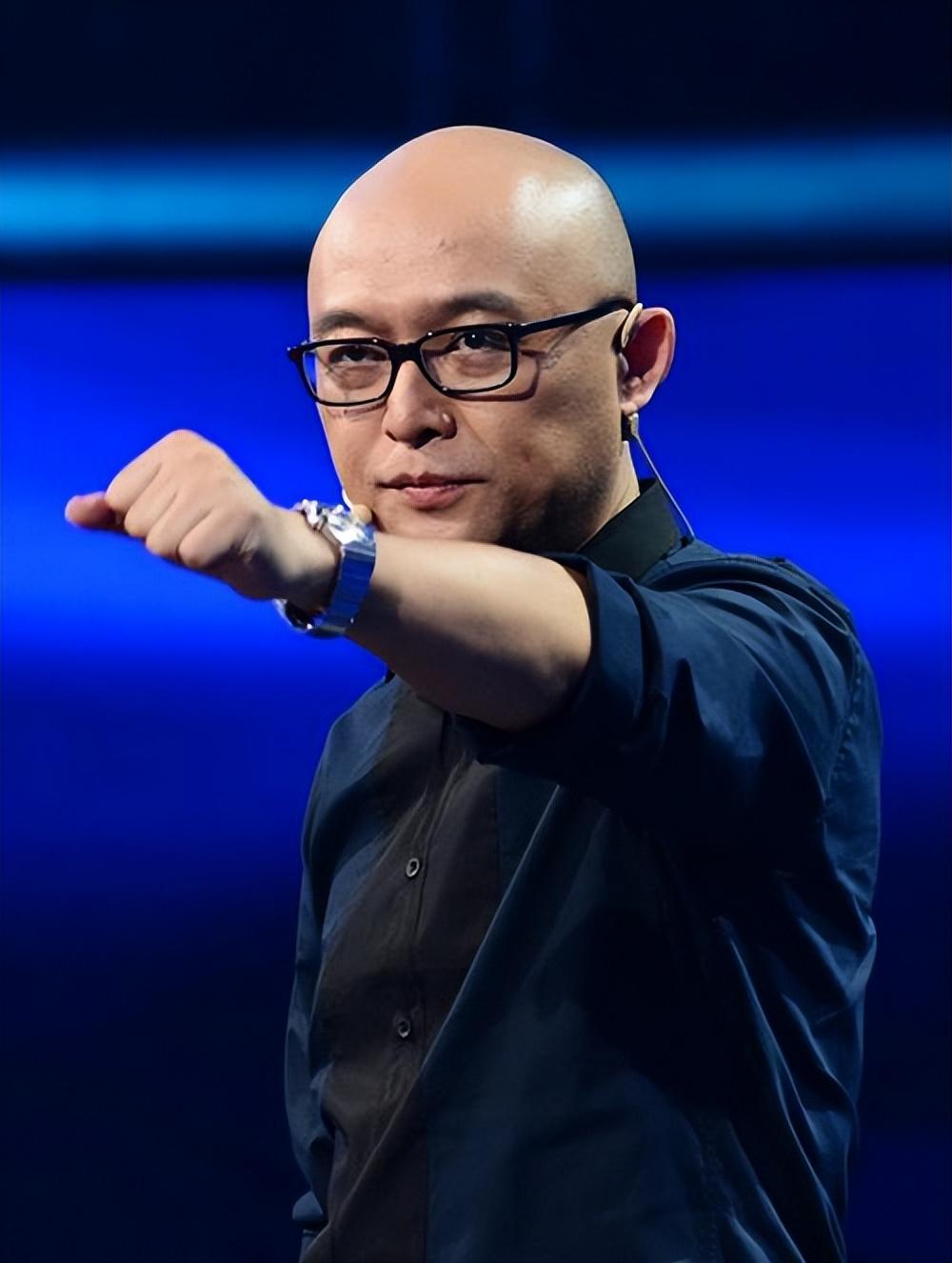 48岁乐嘉近况:移居美国,喝天价矿泉水,他已经走上了一条不归路