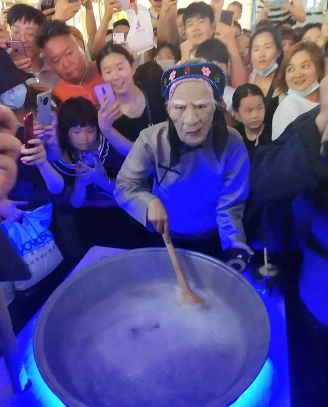 推荐郑州“孟婆”火爆全网，游客排长龙喝孟婆汤，网友：就是苦丁茶