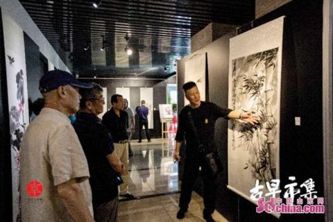 古早文化城中国美院花鸟画作品展开展 画家直播"带货"助兴青岛啤酒节