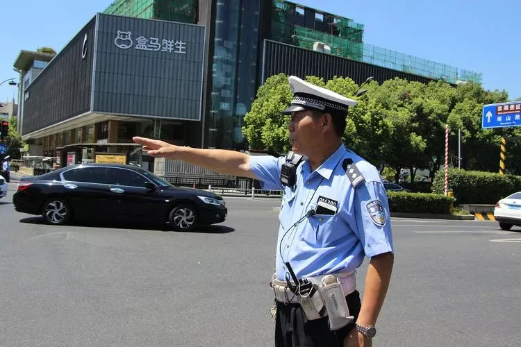 节日里执勤的于振炎(图片来自杭州交警)