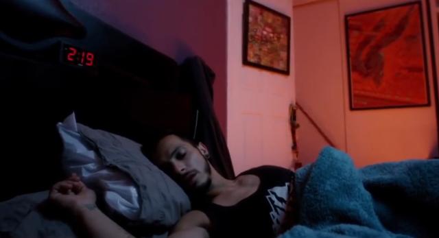 电影《地板岩浆》:地板被岩浆覆盖,为了逃生,将室友做成了浮板