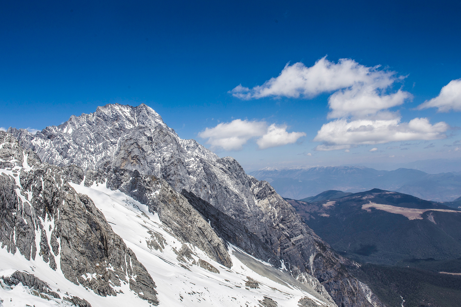 云南这座山脉,长年积雪,藏有无限风光,被誉为南滇巅峰