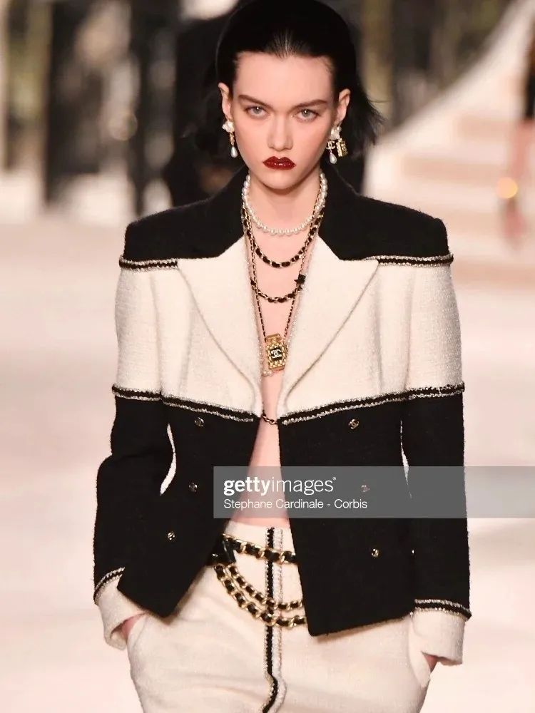 俄罗斯00后高冷厌世脸当选年度最佳模特这个妹妹不一般