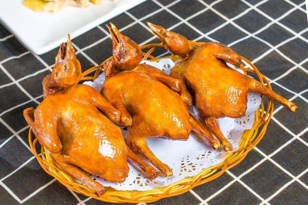 烧卤乳鸽:皮脆肉嫩,香气四溢的烧卤美味!