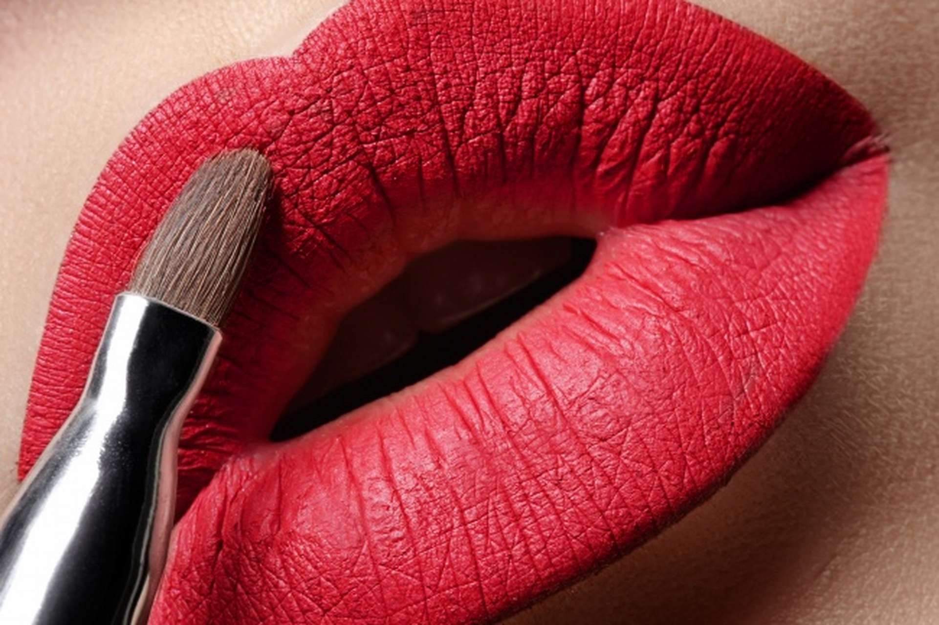 首先,m唇图片强调中央上唇的宽度和厚度,呈现出鲜明的倒三角形状.