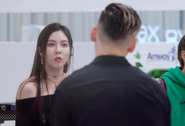 陈伟霆不舍宋妍霏离开,极力挽留却被导演组劝阻,两人瞒不住了?