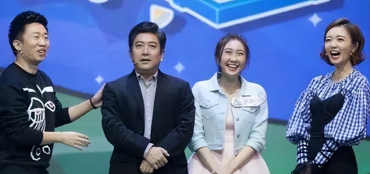 水均益女儿水亦诗成央视记者,自信大方谈吐佳,却被嘲长相像冯巩