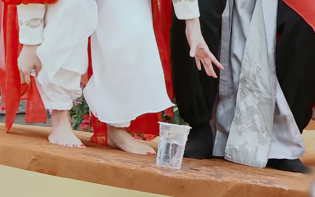 baby穿红色古装录奔跑吧,镜头扫到她的脚趾,这才是对貂蝉的尊重