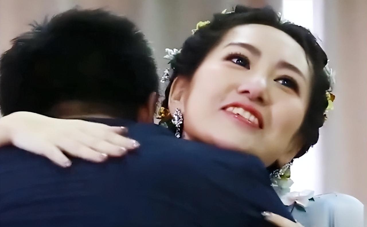 回顾哈尔滨患癌女孩参加自己葬礼,亲友哭成一片,她笑怼:憋回去