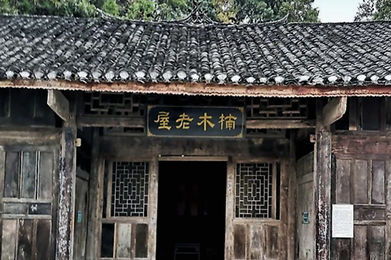 我国湖北一困难户,家住价值8亿的金丝楠木屋,儿子却穷到打光棍