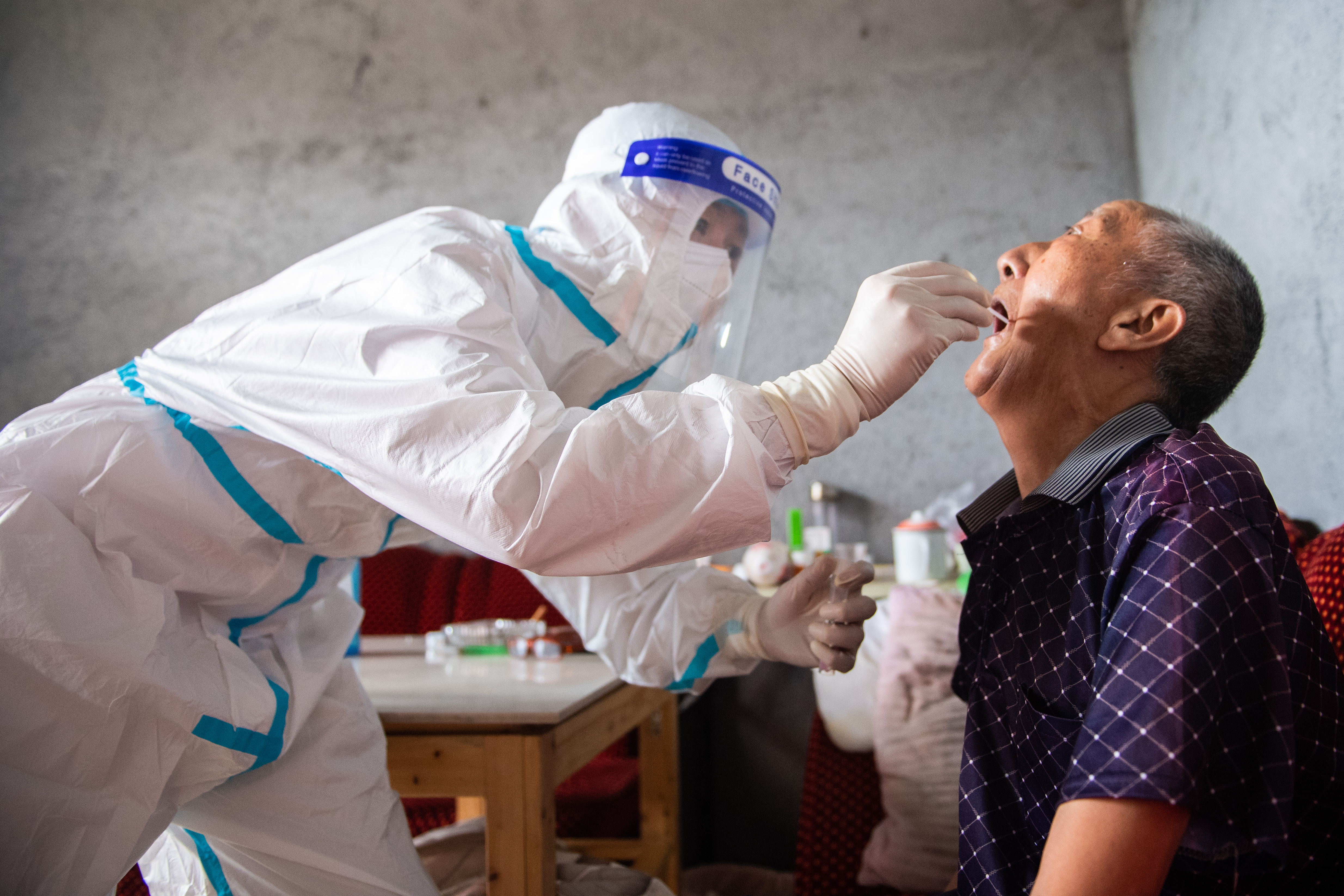 张家界抗疫一线的医护夫妻(1)