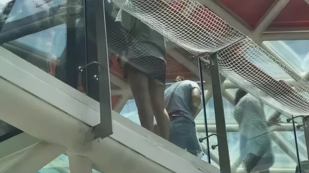 商场回应玻璃天桥成"走光桥" 网友:商场回答的有道理