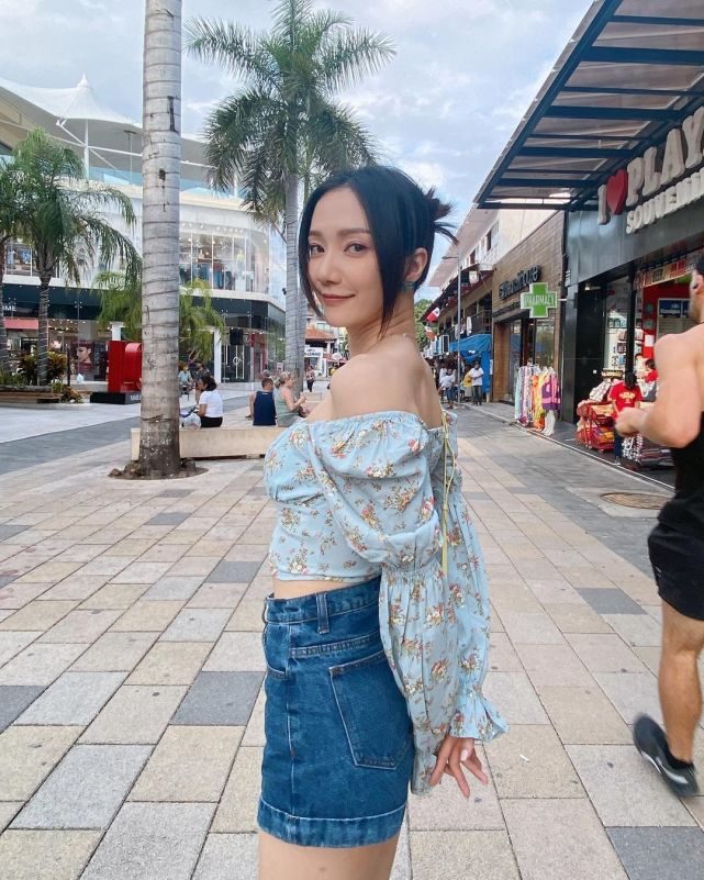 tvb女星王君馨和老公在国外旅游时两人亲嘴相拥十分甜蜜