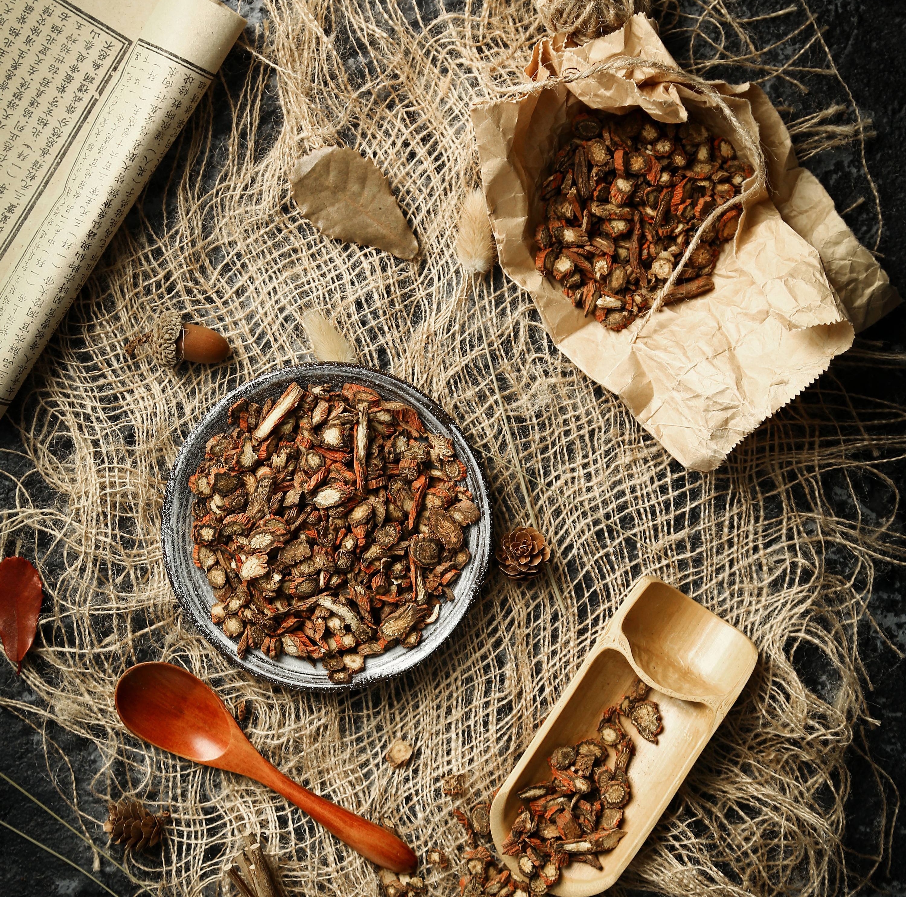 郑文友由一名会计自学成医,令人敬佩,被人誉为"中医治癌先驱"