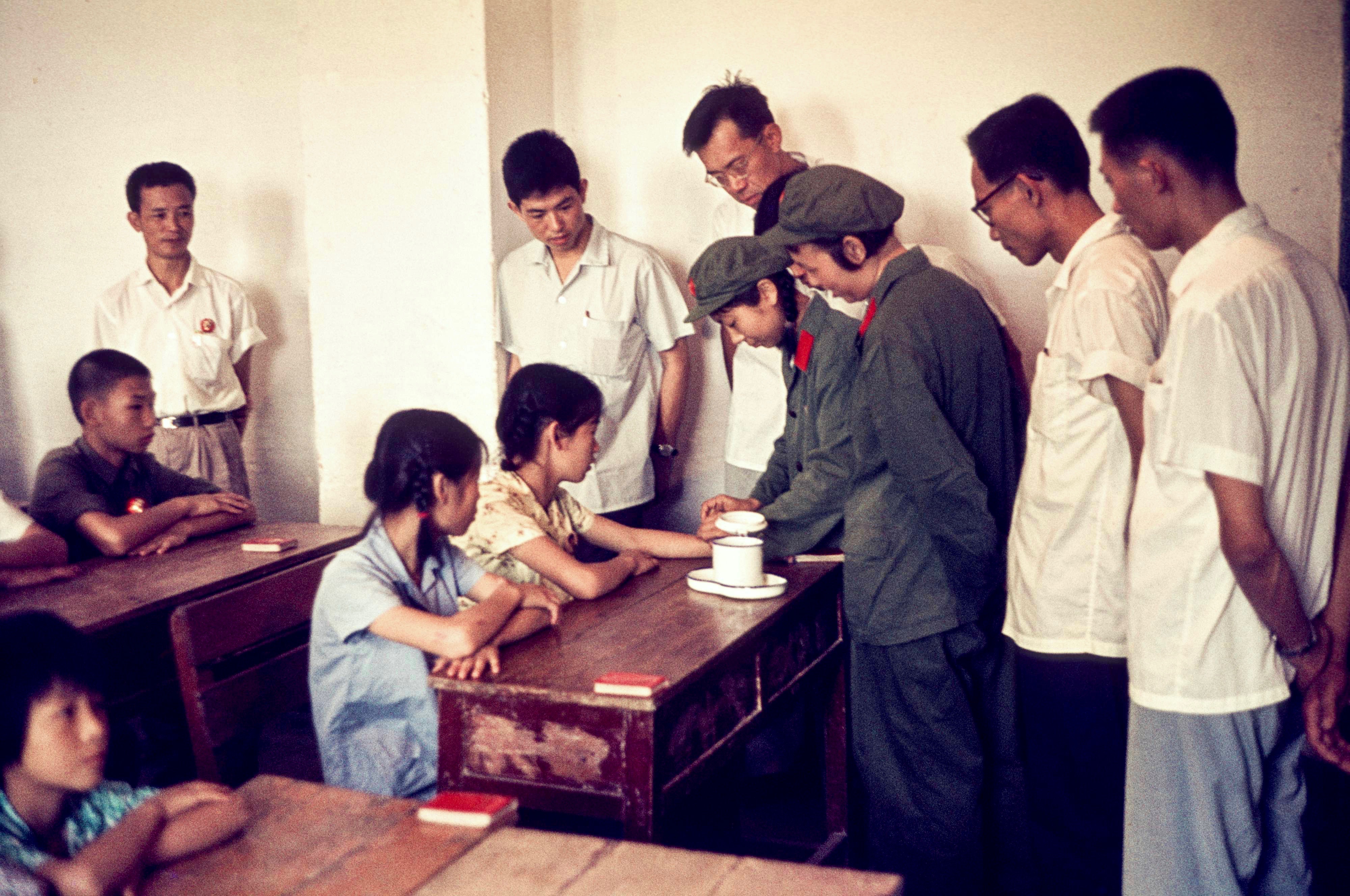 20張70年代老照片,到處都是紅色和標語,這就是一代人的記憶