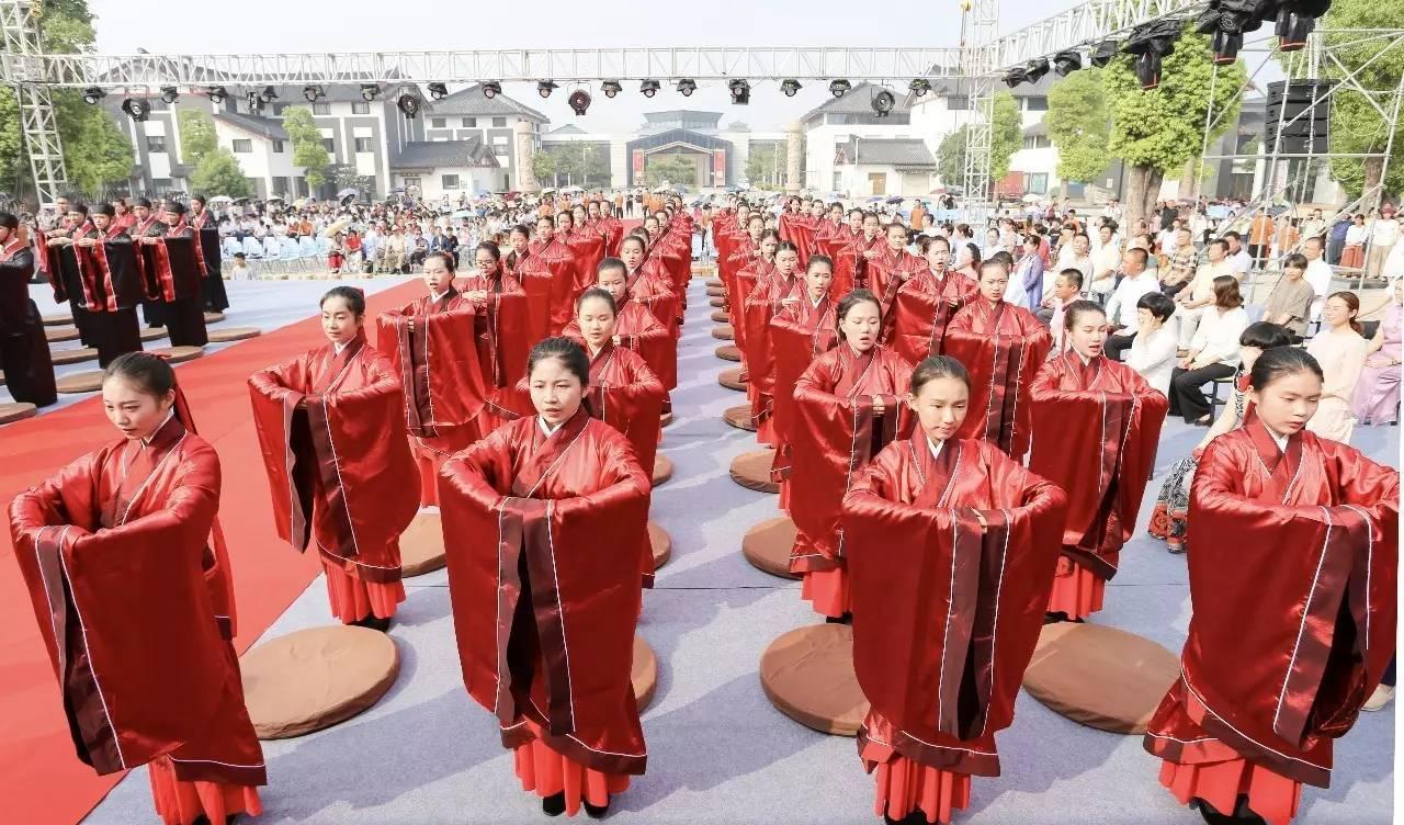 不一样的成人礼!河南高三女孩过18岁生日,请152名环卫工吃饭