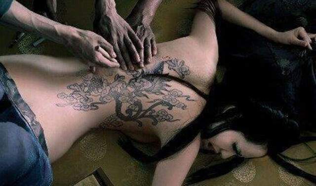 早期的戚薇堪称性感尤物!真空上阵饰演刺青美女,网友:血槽已空