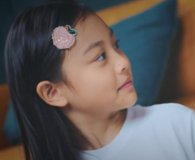 甜馨女大十八变,进小学后成万人迷,参加活动被四位男孩团团围住