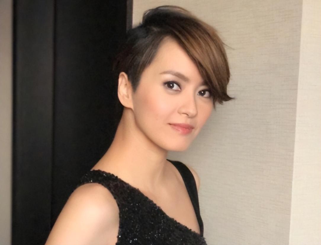 鄭伊健妻子蒙嘉慧太丟面現身演唱會素顏如大媽發福嚴重狀態差