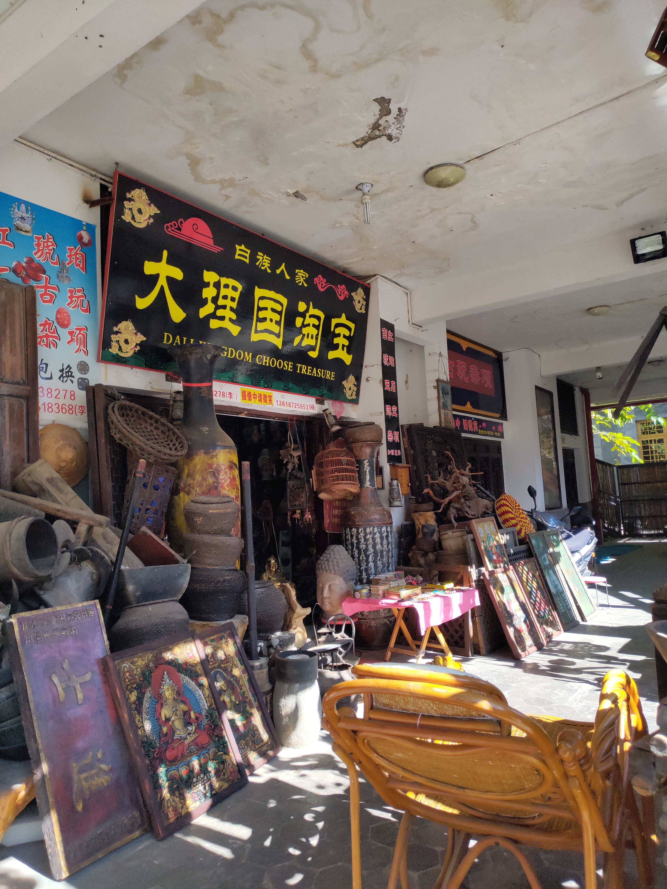 大理古城里藏着世界上唯一的本主武庙,如今已成为古玩市场