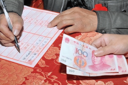 山东大哥到河南吃席,仅随200元,酒席上桌后顿时羞愧:随少了