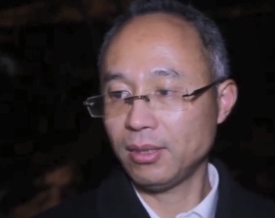 莫焕晶庭审时被林生斌扔杯子,林生斌辩护律师解释:你们自己想吧