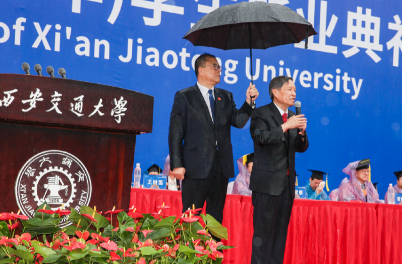 "何德何能看到这一幕",清华女硕士跳热舞,评论区不堪入目