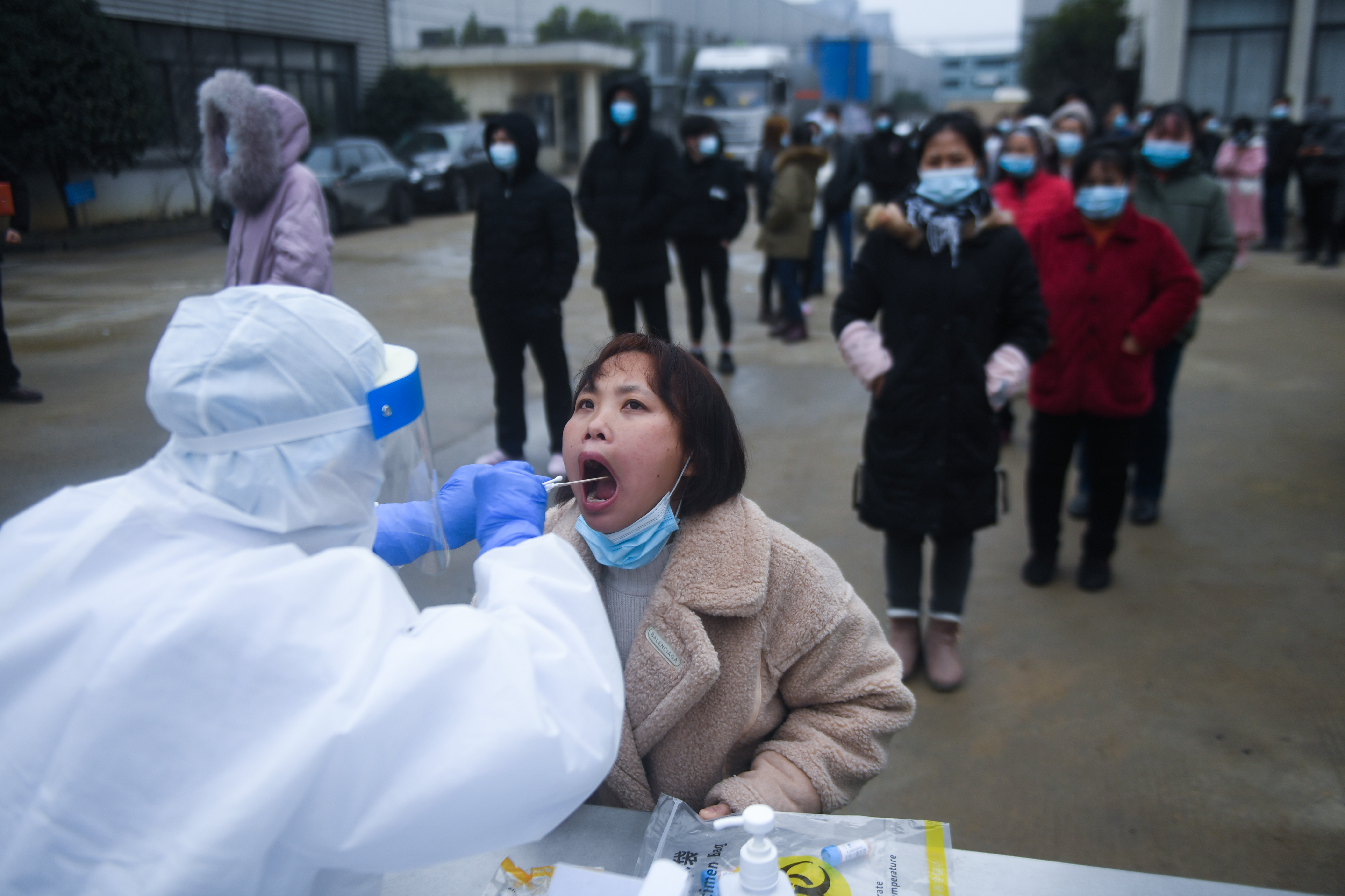 浙江湖州:医务人员入企提供防疫检测服务(1)