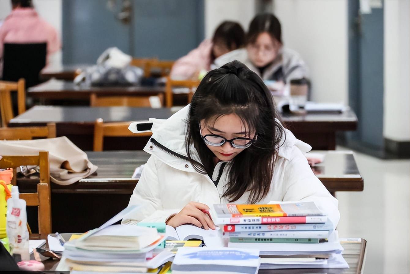 考研党迎来头疼的消息,500多万大学生被泼冷水,还有必要二战吗