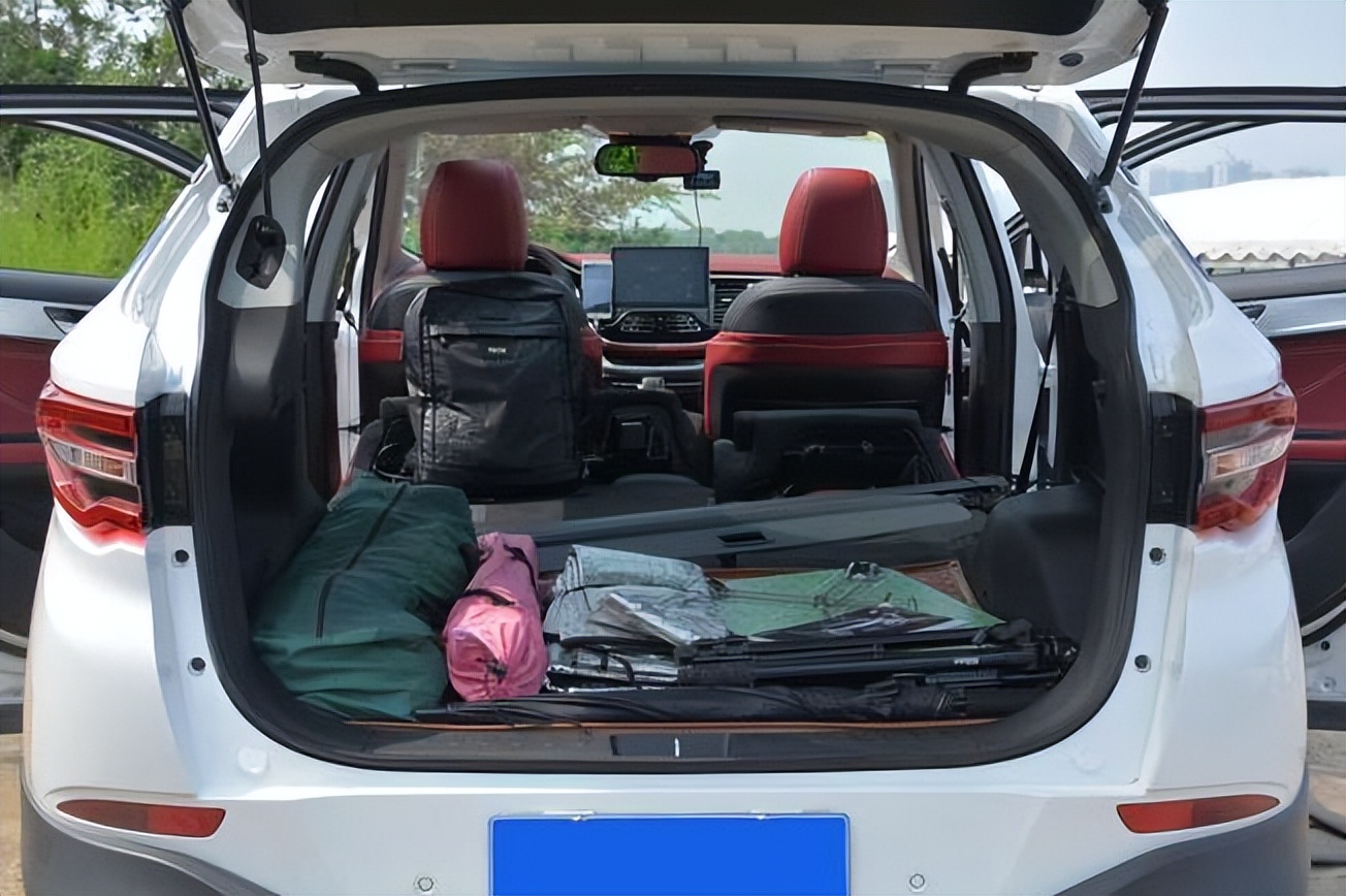 私家车装5件水果被扣分罚款,车主怒问交警:汽车后备箱能干啥?