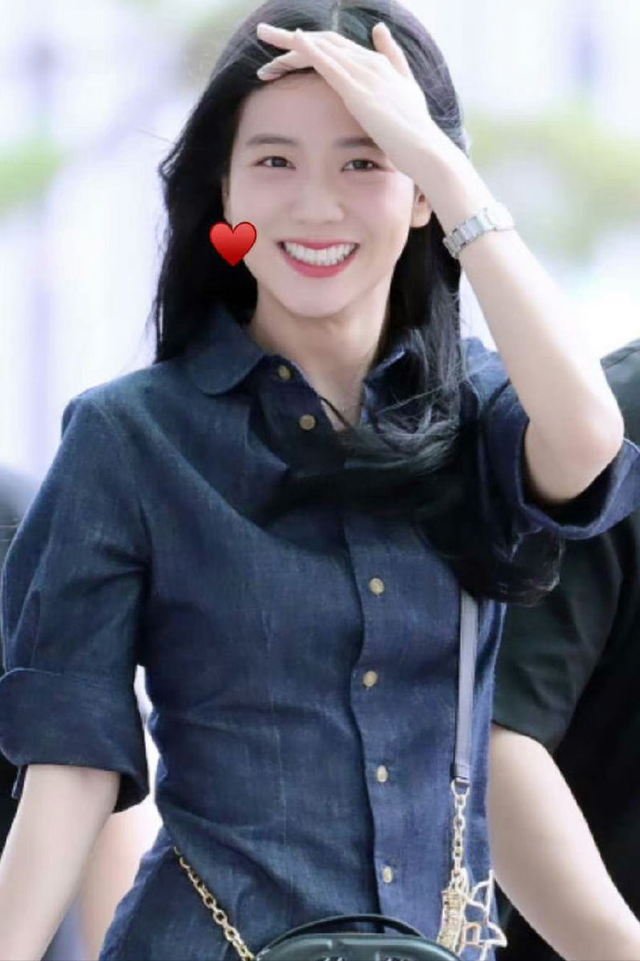 金智秀承认恋情后,首现身机场,跟网友有爱互动!