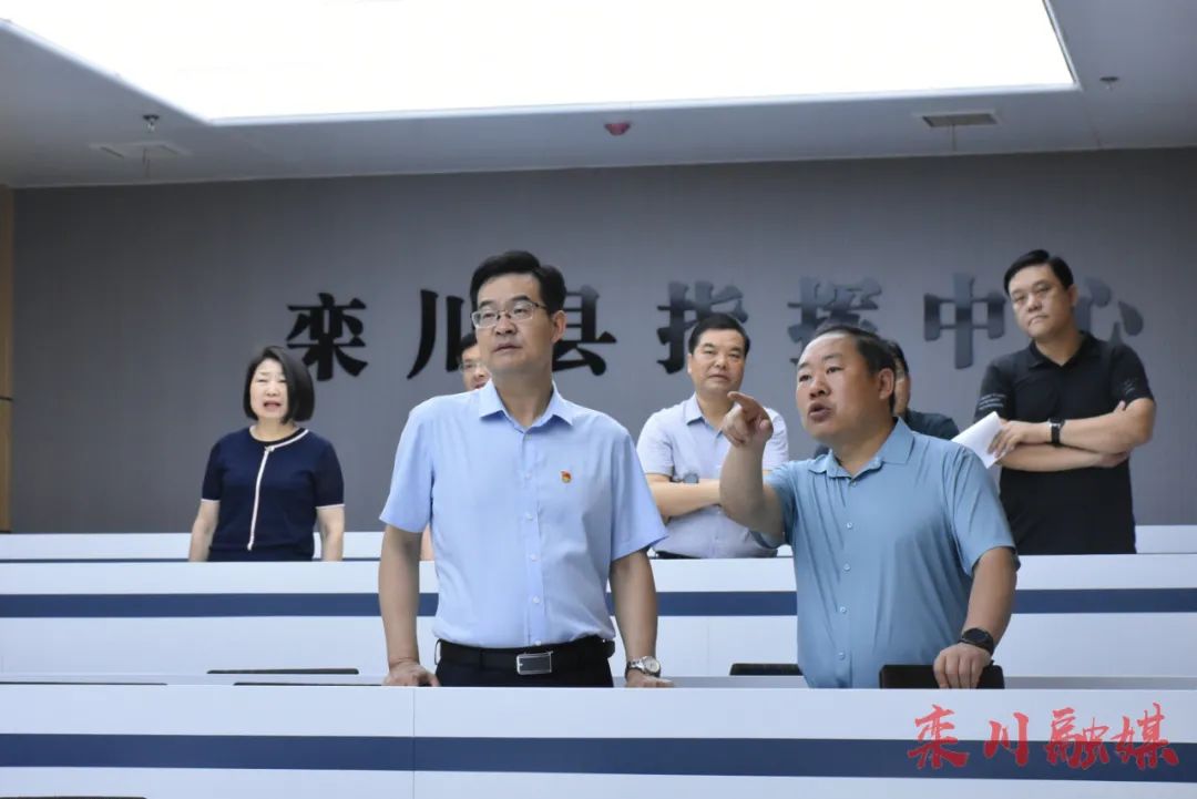 曲万涛到县政务服务中心调研指导工作