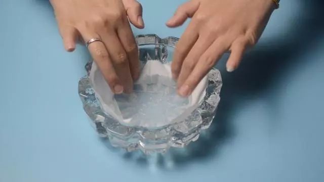烟灰缸里放一张纸巾,用途真厉害