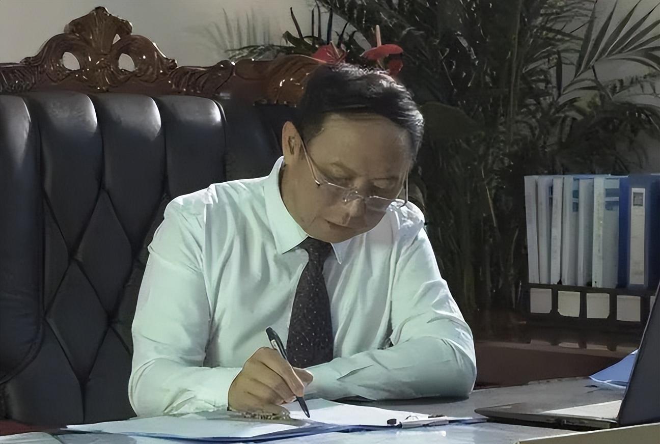 时间倒回到去年的十一月,云南恩捷新材料发布了,关于董事长李晓明和
