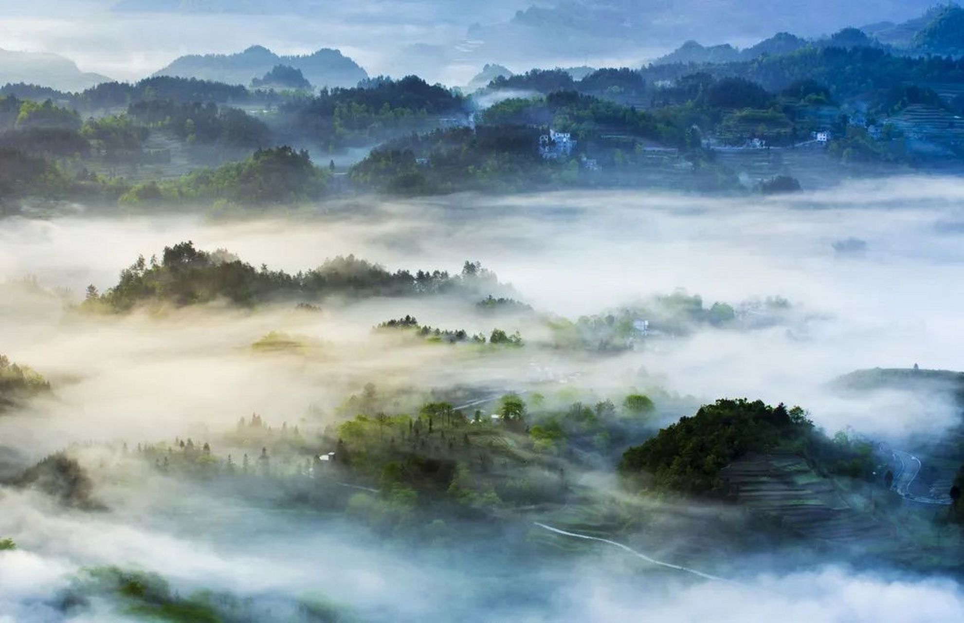 城市大玩家 正安的山顶美景如画,日出时,视野开阔,整个小城一览无余