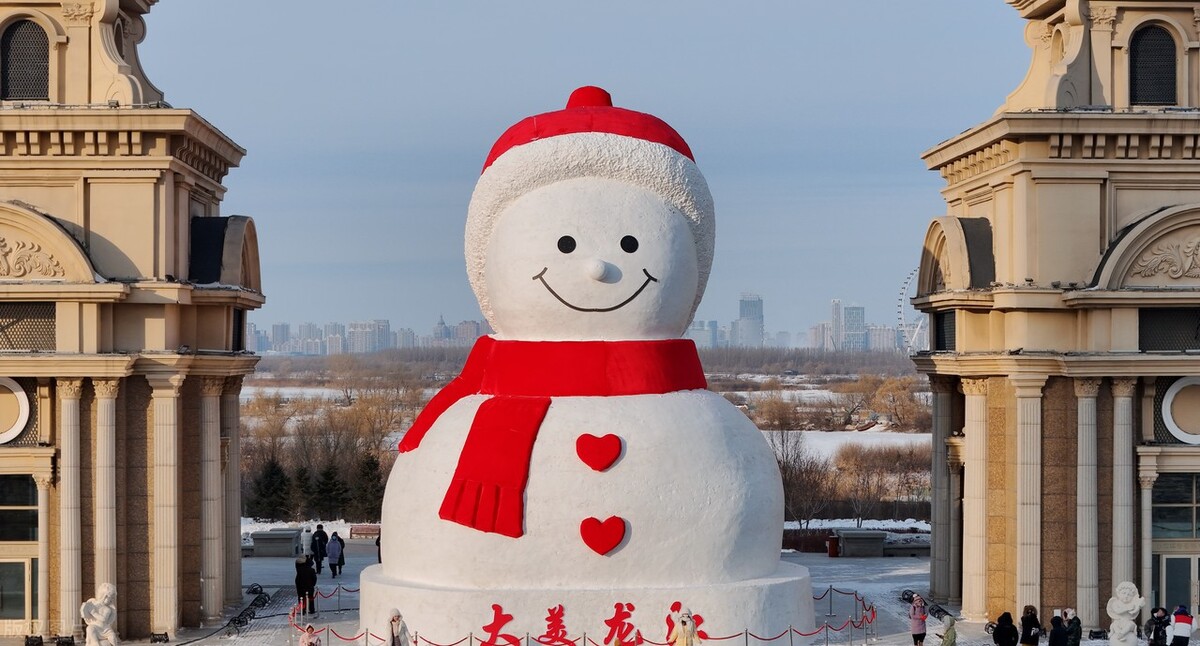 独家:同框大雪人 寄语亚冬会哈尔滨网红大雪人正式回归