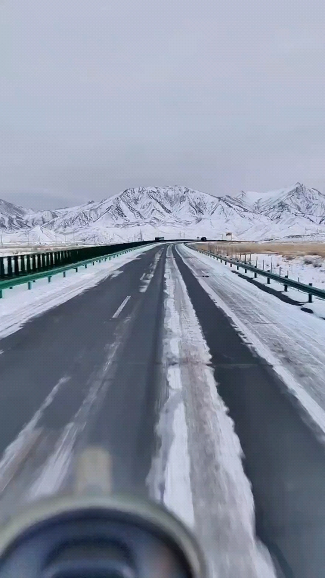 大雪封路照片图片