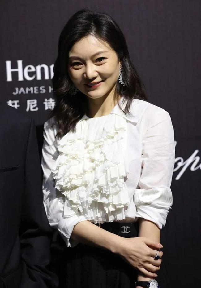 张艺谋罕见携妻子走机场,陈婷一身休闲装扮低调又耐看,气质出众