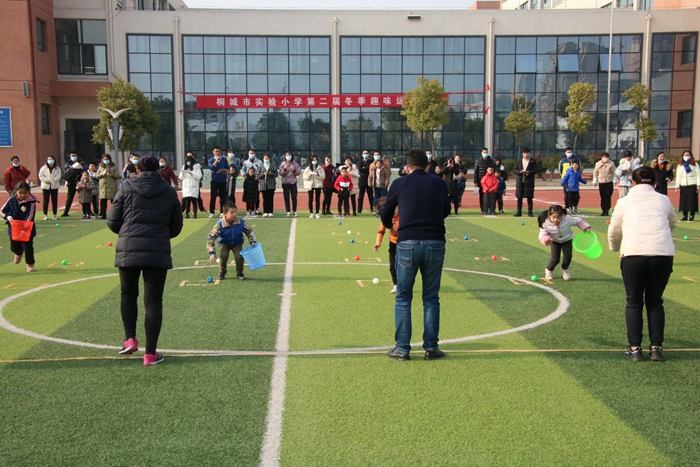 运动趣无穷 欢乐迎元旦:桐城实验小学举办第二届冬季趣味运动会