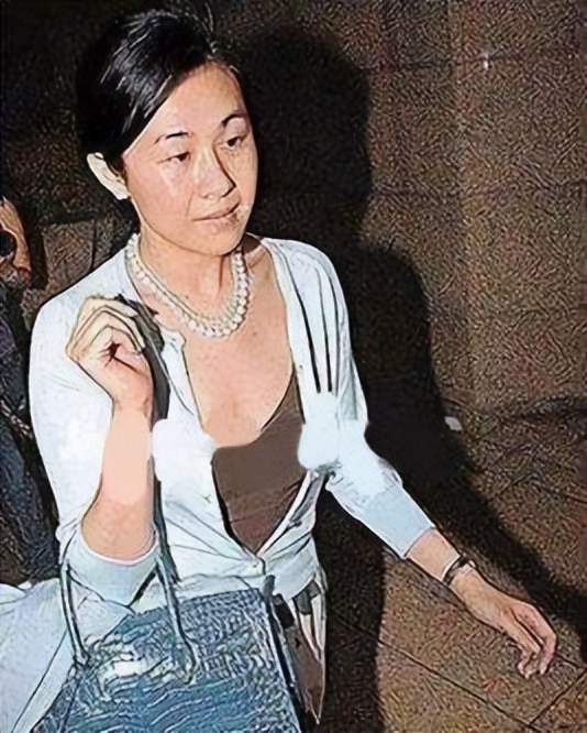 小眯眼肉鼻头,搞定两位千亿富豪,香港大律师王颖妤上位史不简单