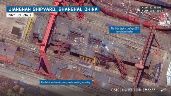 照片显示,这艘航母在上海江南造船厂建造的新型航母已经初具规模.