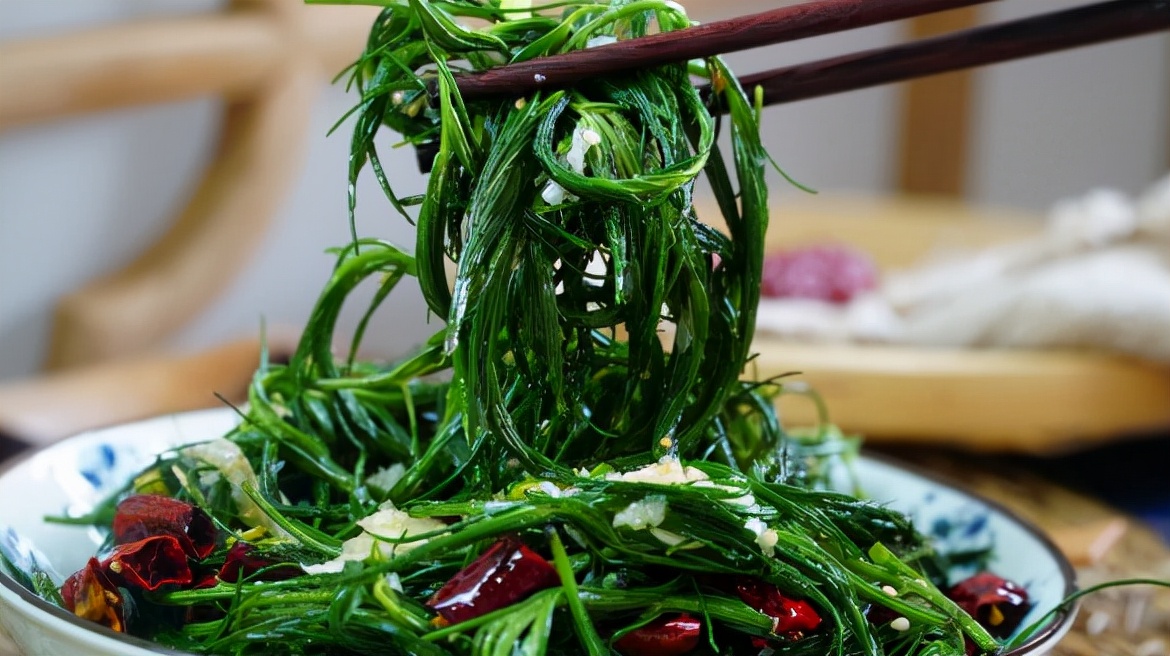 风滚草入侵美国公路,泛滥成灾淹没小镇,在我国为何却难长大?